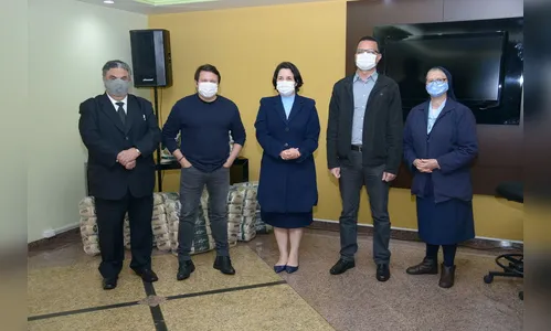 Cantor Giovani entrega doações e canta no Hospital da Providência; assista