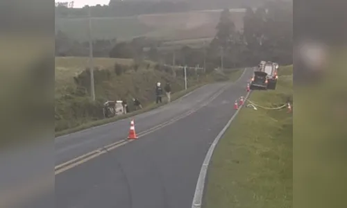 Mulher morre e duas pessoas ficam feridas após carro capotar na BR-153