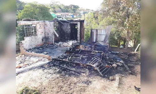 Dois homens morrem carbonizados durante incêndio no Paraná