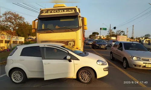 Carro é arrastado por caminhão na Avenida Brasil
