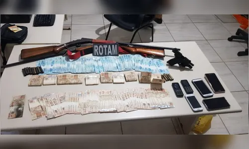 Tiroteio entre polícia e assaltantes termina com um morto; assista