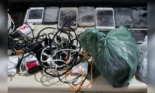Adolescentes são flagrados tentando deixar celulares em presídio
