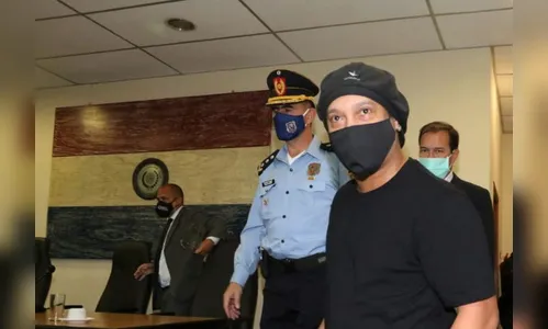 Ronaldinho Gaúcho e o irmão deixam o Paraguai após quase 6 meses de prisão
