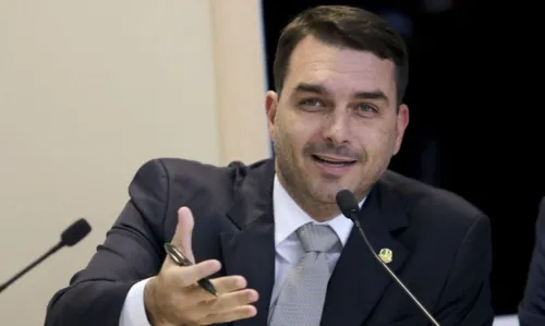 Senador Flávio Bolsonaro testa positivo para covid-19