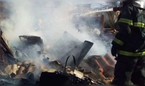 Incêndio destrói casa de madeira na Rua Ponta Porã, em Ivaiporã