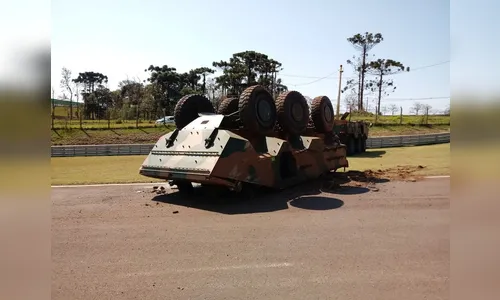 Militares do exército ficam feridos ao capotar veículo blindado