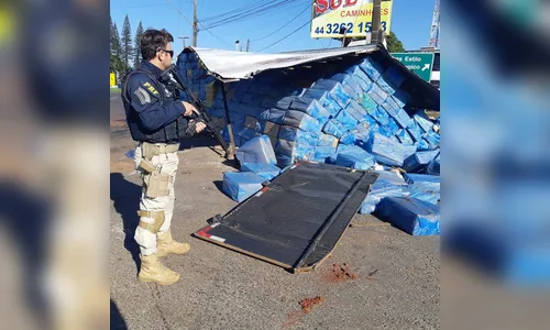Caminhão carregado com cigarros contrabandeados capota em Maringá