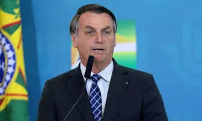 Bolsonaro volta a atacar imprensa e não fala sobre Queiroz