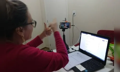 Tradução em Libras garante inclusão de alunos surdos no Aula Paraná