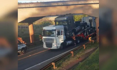 Caminhão 'enrosca' no pontilhão da Vila Reis em Apucarana