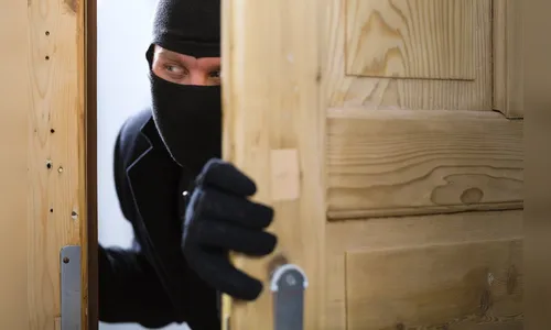 Casa é alvo de furto em plena luz do dia, em Arapuã