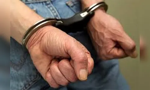 Homem agride a mulher e policiais ao ser preso em Cambira