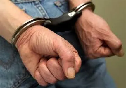 Homem agride a mulher e policiais ao ser preso em Cambira