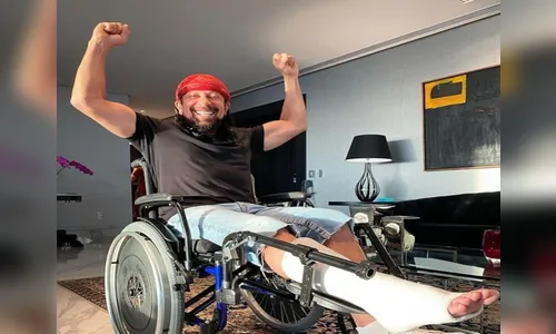 Bell Marques sofre acidente e preocupa fãs ao publicar foto em cadeira de rodas