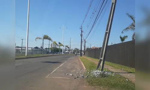 Veículo atinge poste em Arapongas