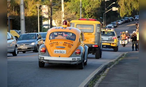 PM mostra viaturas de várias épocas em desfile por cartões-postais da capital