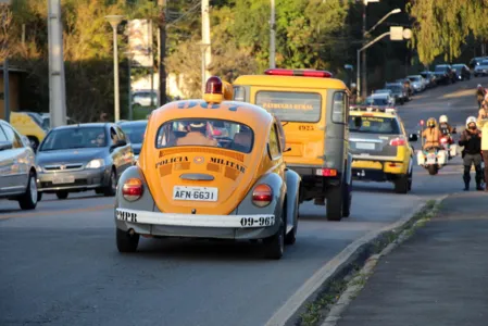 PM mostra viaturas de várias épocas em desfile por cartões-postais da capital