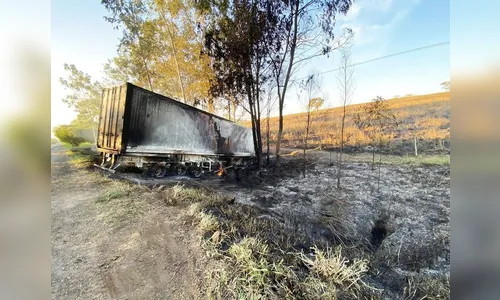 Após colisão, caminhão pega fogo na PR-092 em Santo Antônio da Platina