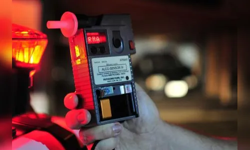 Idoso sem CNH é detido por embriaguez ao volante após bater em caçamba