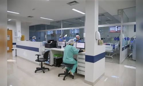 Agosto termina com queda nos óbitos por Covid-19 e estabilidade de casos