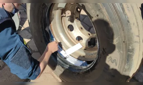 PRF apreende cerca de R$ 300 mil em celulares dentro dos pneus