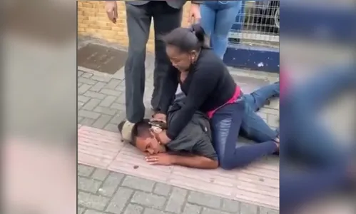 Mulher imobiliza assaltante no centro de Curitiba; Assista