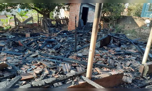 Casa de madeira é totalmente destruída por fogo em Jardim Alegre