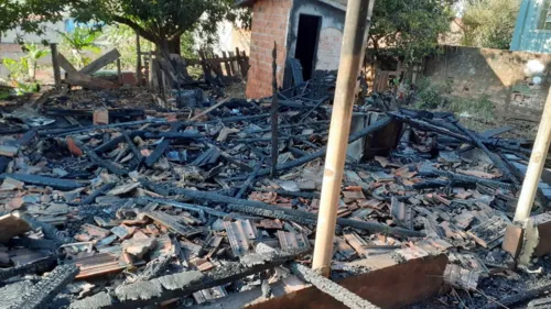 A casa ficou totalmente destruída 