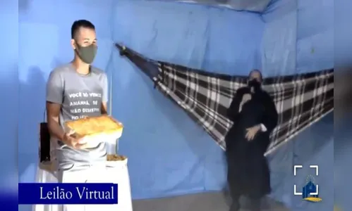 Padre leiloa lasanha se balançando em uma rede e viraliza; Assista