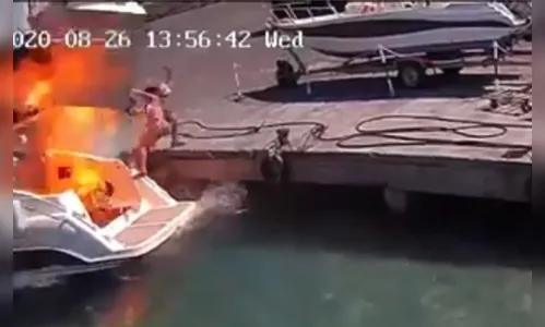 Mulher é arremessada após explosão em barco na Itália; Assista
