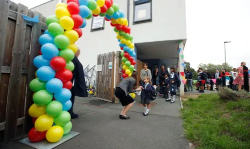 Alunos voltam às aulas em Londres com álcool em gel e apoio emocional