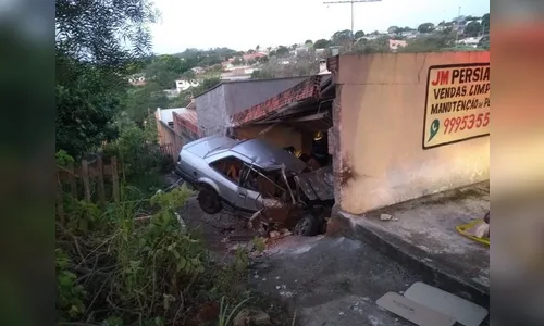 Três pessoas ficam feridas em acidente na Avenida América