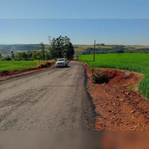 Ivaiporã executa capa asfáltica sobre pedra irregular na estrada de Santa Bárbara