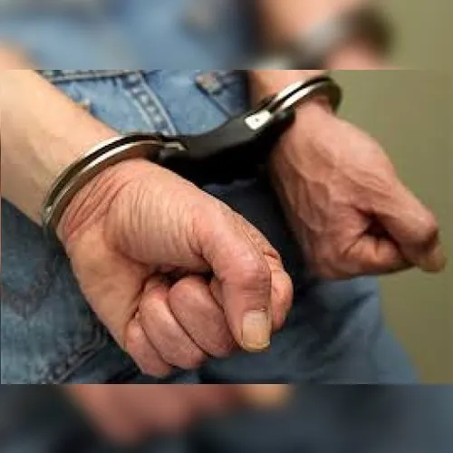 Homem agride a mulher e policiais ao ser preso em Cambira