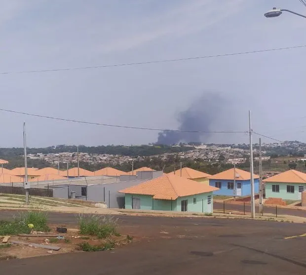 Incêndio em frente ao 30º BIMec mobiliza bombeiros de Apucarana