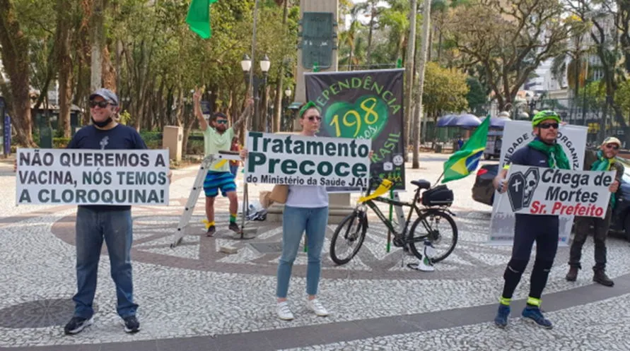 Pessoas protestam em Curitiba: “Não queremos vacina, temos a cloroquina”