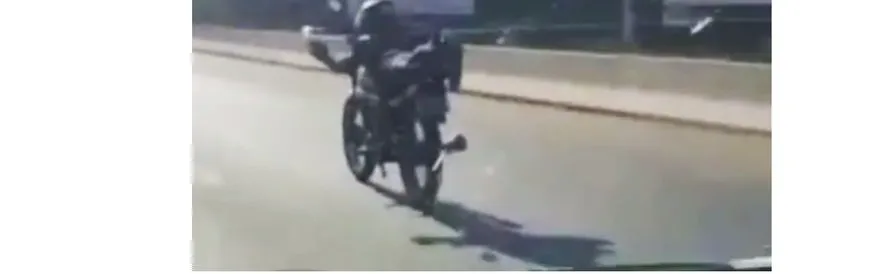 Adolescente conduzindo moto faz manobra conhecida como 'Superman' durante fuga