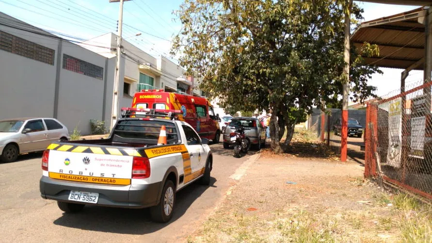 Jardim Paineiras tem acidente envolvendo carro e moto