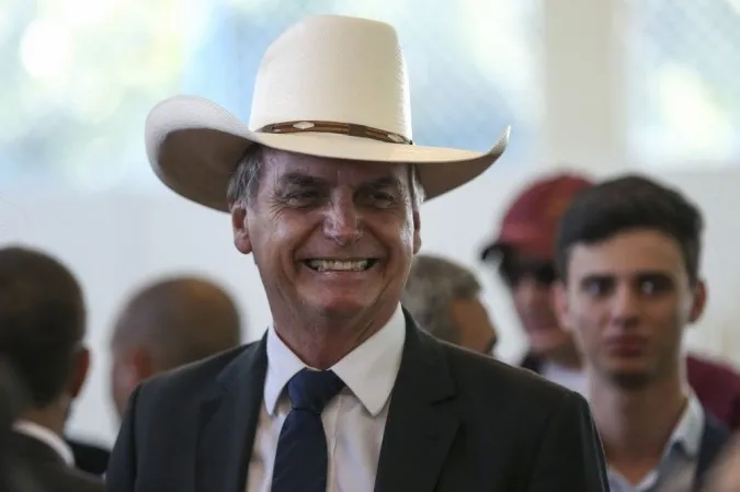 Homem viaja 1,2 mil km para presentear Bolsonaro com égua