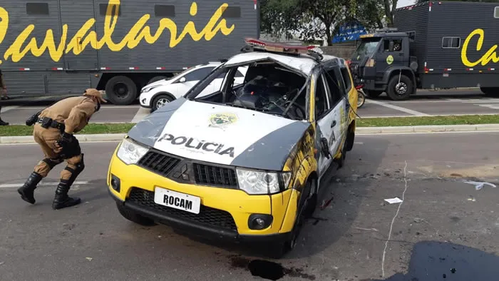 Viatura da PM capota após motorista perder controle no Paraná; Assista