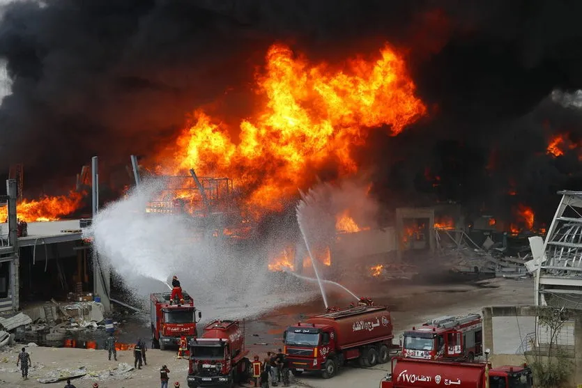 Após mega explosão, porto de Beirute é atingido por incêndio; vídeo