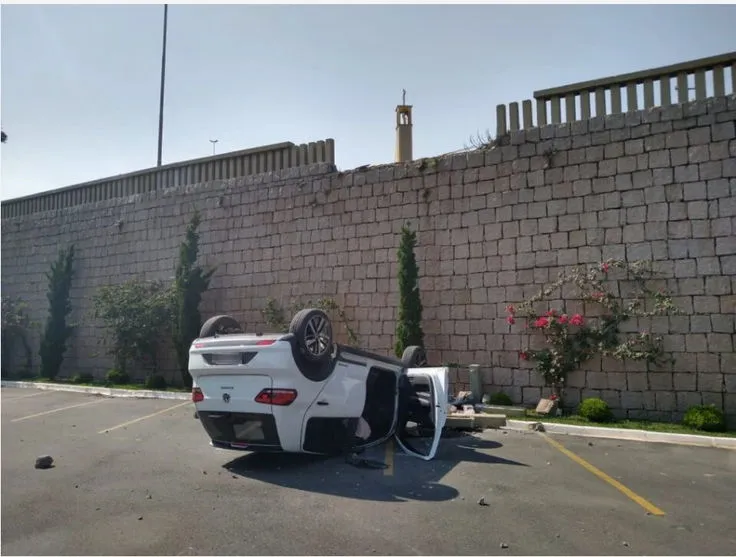 Carro perde controle e despenca do estacionamento de igreja; Assista