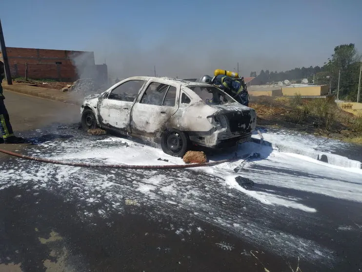 Carro fica destruído após incêndio em Apucarana