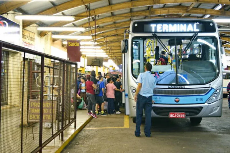 Casal realiza furtos dentro de ônibus do transporte coletivo