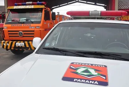 Caminhão Scania pega fogo em estrada de Faxinal