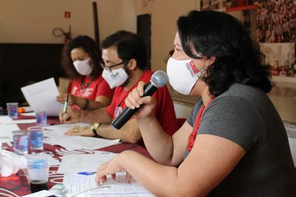 Professores do Paraná aprovam greve contra retorno às aulas