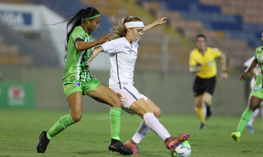 Com 100 gols, Ketlen é primeira mulher a alcançar marca no Santos