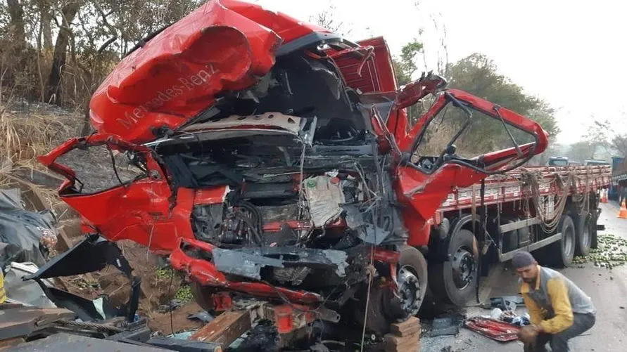 Acidente entre caminhão e van deixa 13 mortos em rodovia de Minas