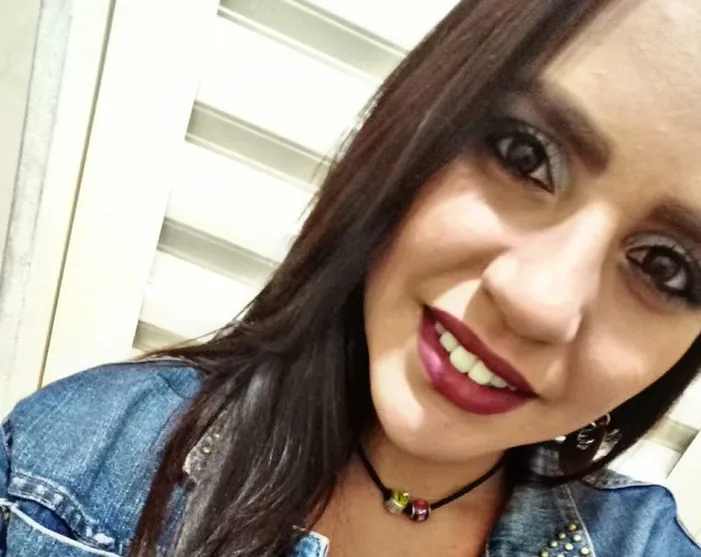 Jovem de 23 anos é morta a tiros na garagem de casa