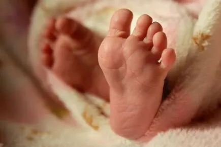 Recém-nascido engasgado é salvo por policiais e equipe de hospital